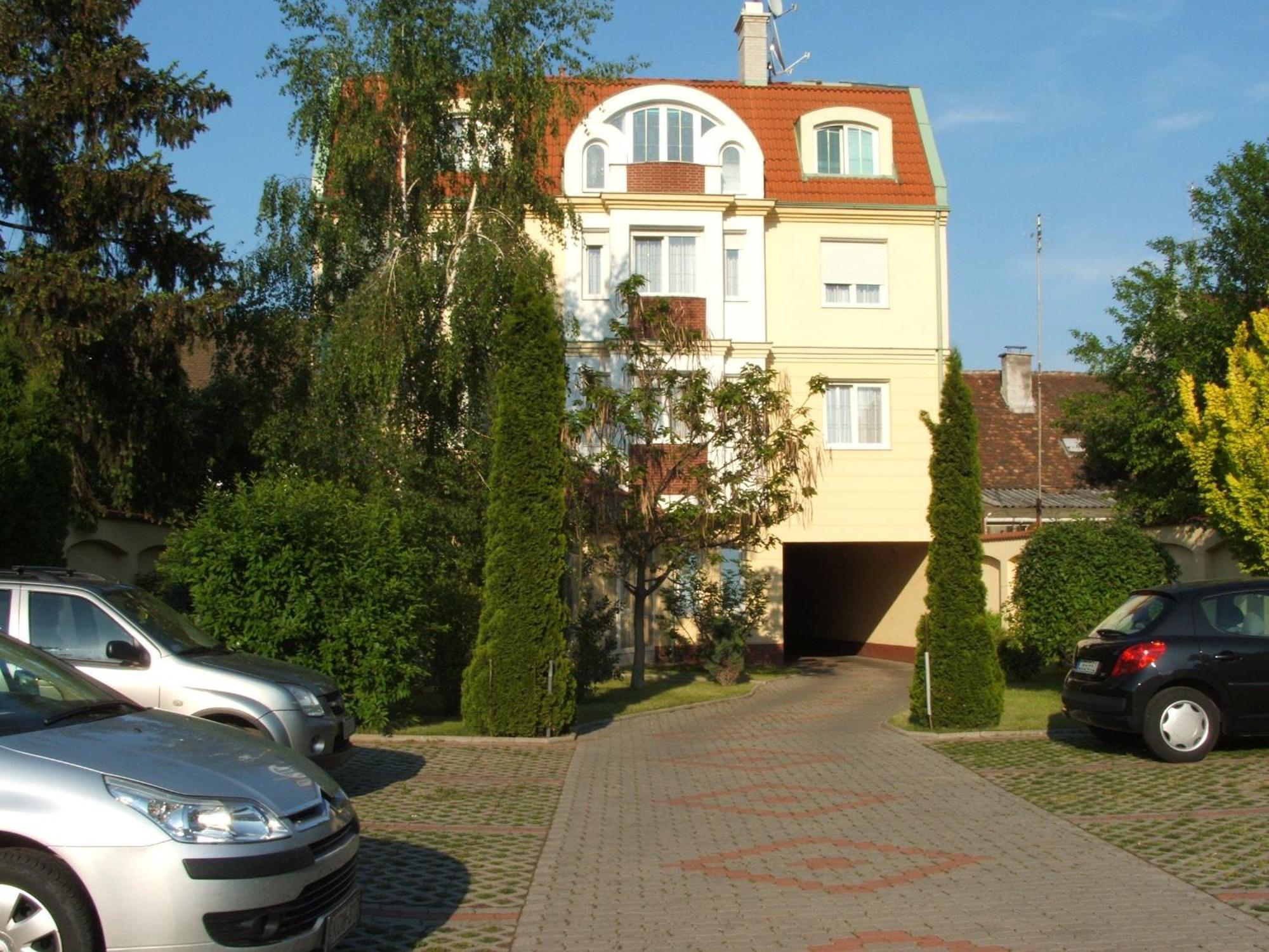 Korona Panzió Debrecen Exterior foto